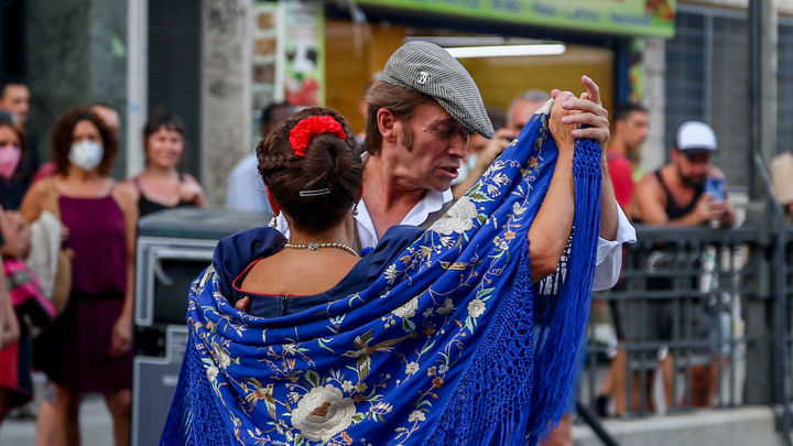 Una pareja baila el chotis durante las fiestas de San Lorenzo, en Madrid / EUROPA PRESS