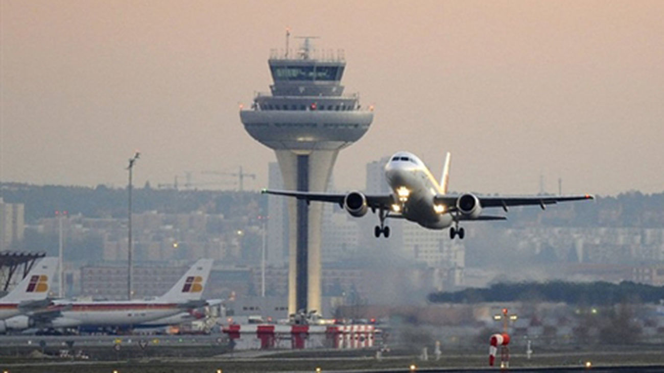 Un avión despega de las pistas del aeropuerto de Barajas