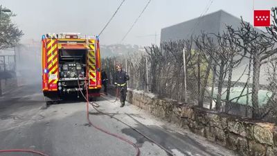 Un incendio de vegetación en Torrelodones obliga a desalojar varios chalets