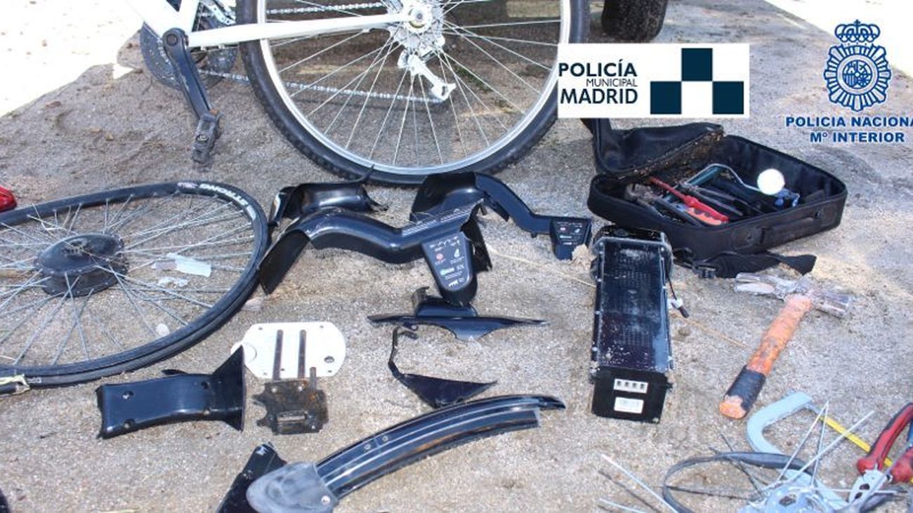 Piezas de bicicletas de BiciMAD recuperadas tras la detención de un grupo de delincuentes