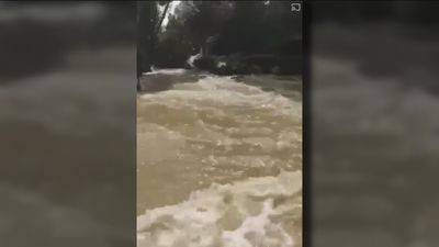 Revienta una tubería en San Blas ante la estupefacción de los vecinos