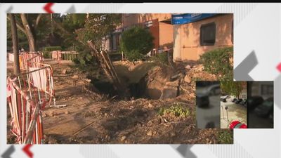 Trabajos de limpieza en la zona afectada por la rotura de una tubería en San Blas