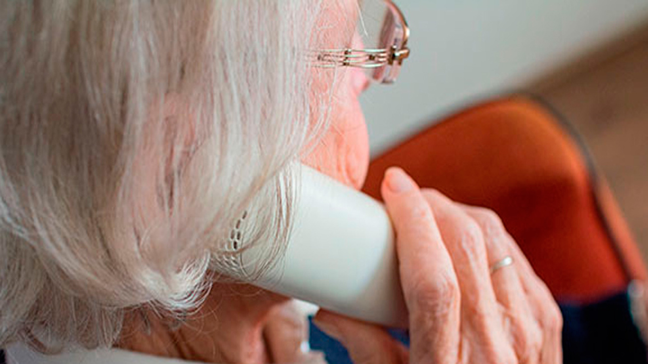 Una  anciana recibe una llamada del servicio de Teleasistencia