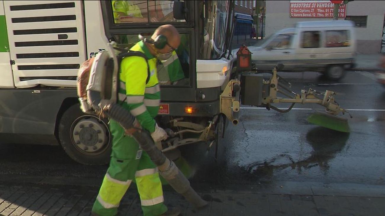 Un operario de limpieza utiliza una sopladora