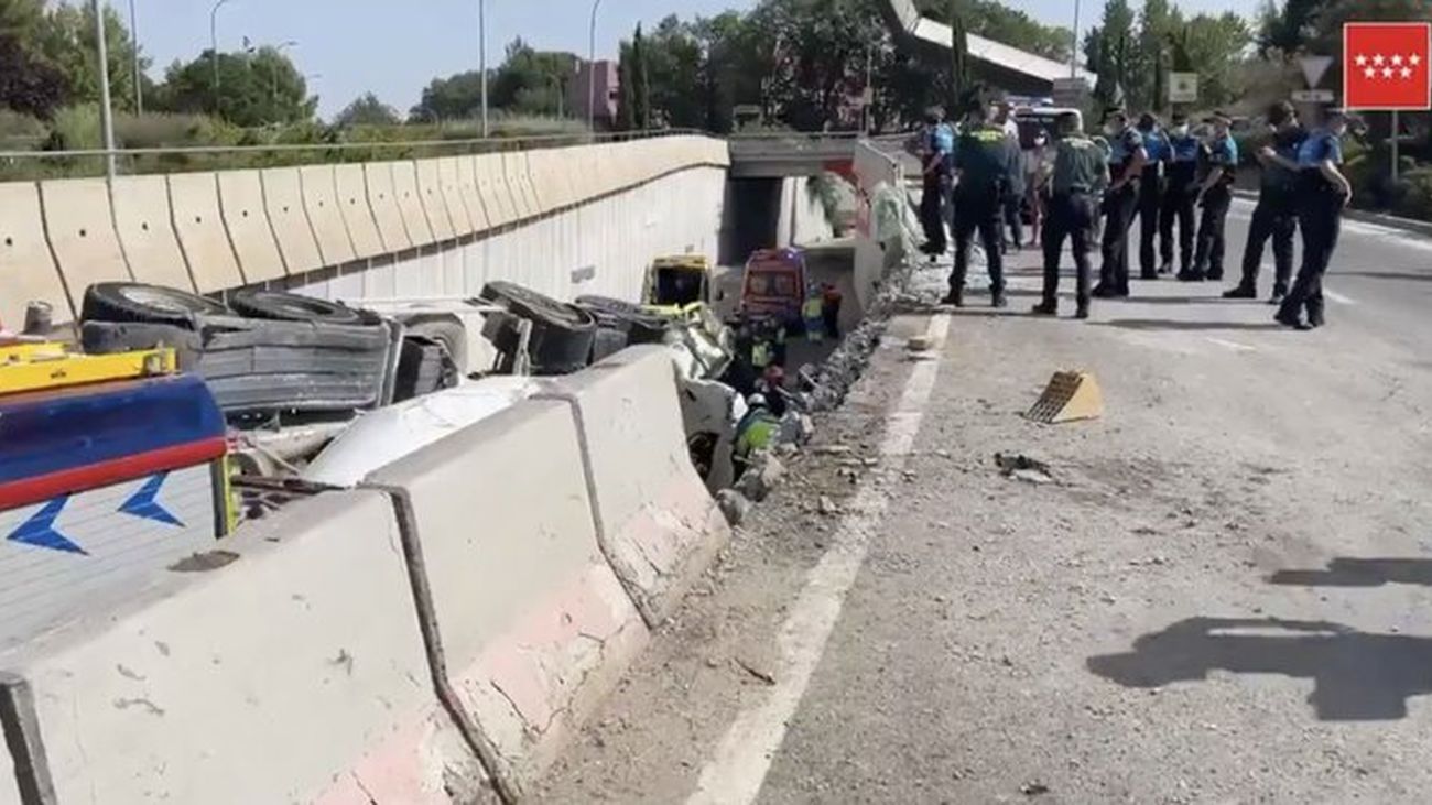 Milagro en Rivas: una hormigonera vuelca sobre un turismo y sólo causa heridos leves