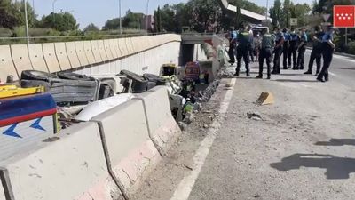 Milagro en Rivas: una hormigonera vuelca sobre un turismo y sólo causa heridos leves