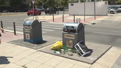 Si el contenedor de vidrio está lleno, ¿lo dejas en el suelo o lo echas en otro?