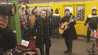 La moda de los conciertos sorpresa de grandes estrellas en escenarios improvisados