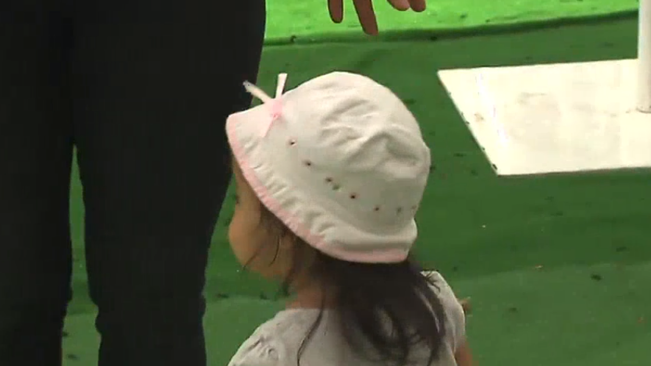 Una nueva vida para Aroa tras caer de un segundo piso en Villaverde