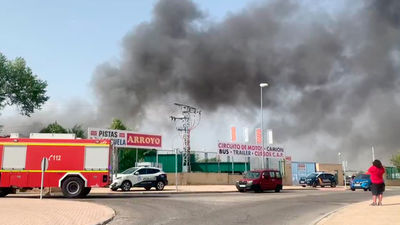 Cerca de una veintena de coches arde en un desguace de Leganés cercano a la M-40