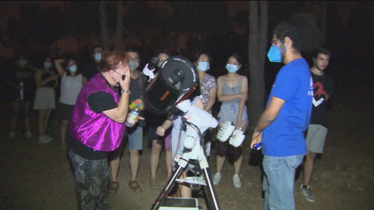Los madrileños disfrutan de las Perseidas en el Parque Forestal de Vicálvaro