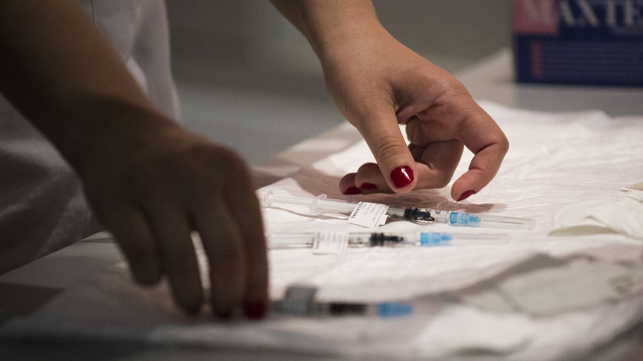 Una enfermera prepara unas dosis de vacuna de Pfizer en el Hospital de Getafe