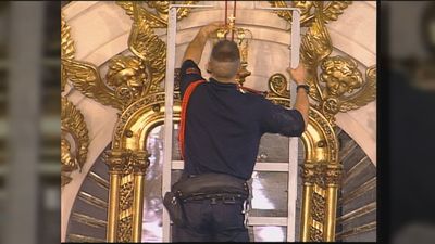 Jesús volverá a bajar el cuadro de la Virgen de la Paloma para celebrar sus 30 años como bombero