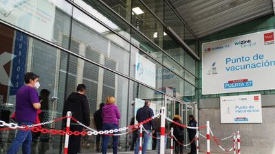 Un total de 2.500 personas se han vacunado en la primera noche sin cita previa en el Zendal y el Wizink