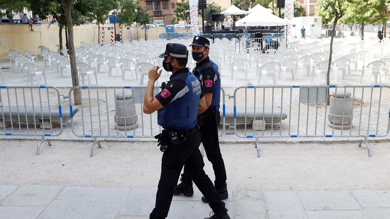 Las Vistillas acogen una fiesta de La Paloma marcadas por el virus y el calor