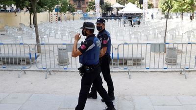 Las Vistillas acogen una fiesta de La Paloma marcadas por el virus y el calor