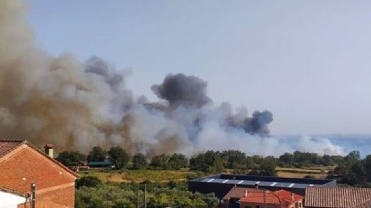 La Junta evacua El Raso (Ávila) por la cercanía de un incendio y solicita la presencia de la UME