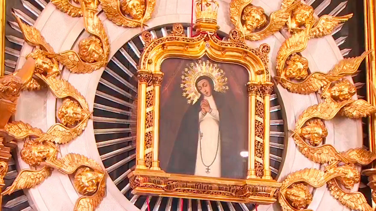 Emotiva bajada de la Virgen de La Paloma, tras una misa marcada por el recuerdo a las víctimas de la explosión en la calle Toledo