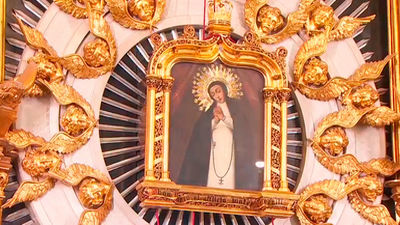 Emotiva bajada de la Virgen de La Paloma, tras una misa marcada por el recuerdo a las víctimas de la explosión en la calle Toledo