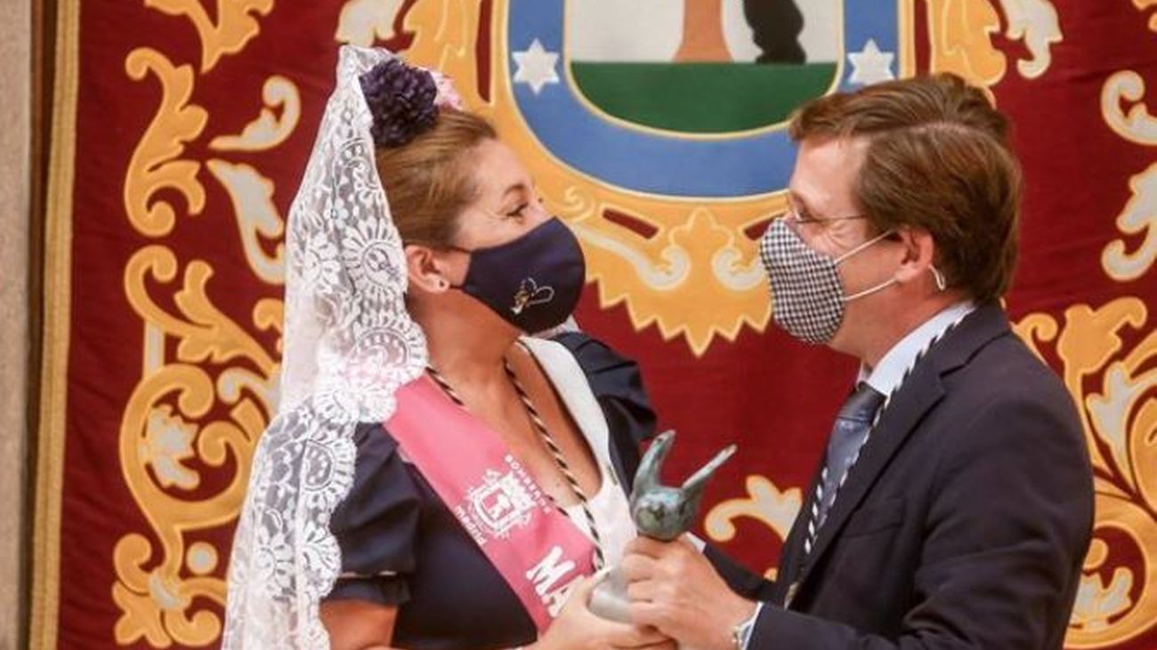 Las Palomas de Bronce condecoran a la Guardia Civil por  su colaboración con los Bomberos del Ayuntamiento de Madrid