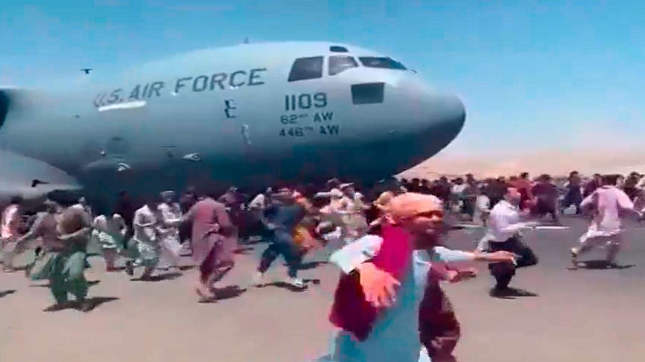 Caos en el aeropuerto de Kabul, con miles de afganos tratando de huir del país