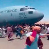 Caos en el aeropuerto de Kabul, con miles de afganos tratando de huir del país
