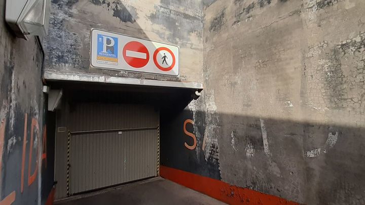 Aspecto de una de las salidas del aparcamiento de residentes de la Avenida de Portugal / P.O.