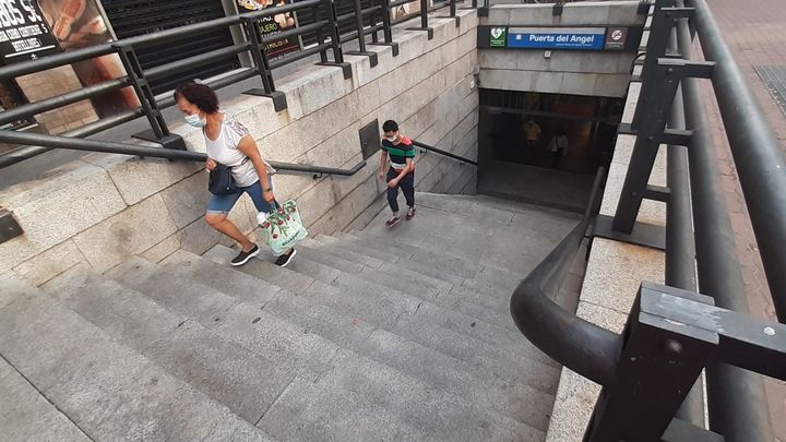 Uno de los accesos a la estación de metro de Puerta del Ángel / P.O.