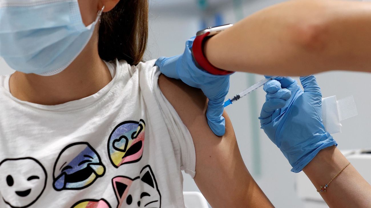 Una adolescente se vacuna en Madrid en el hospital Isabel Zendal
