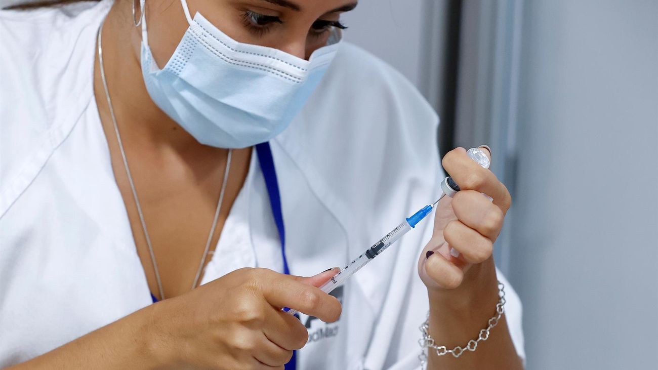 Cerca de 7.000 personas se han vacunado sin cita en el Zendal y Wizink en tres noches