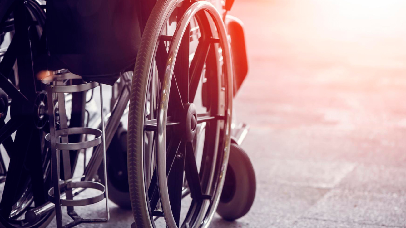 Una persona en silla de ruedas