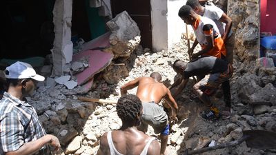 Haití, amenazado por una tormenta mientras busca supervivientes del terremoto