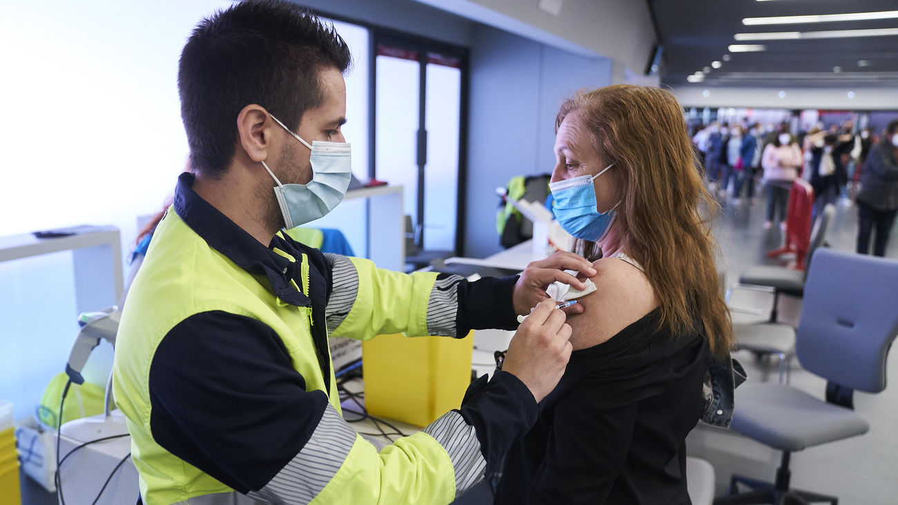 Una mujer se vacuna contra la Covid en el Wanda Metropolitano