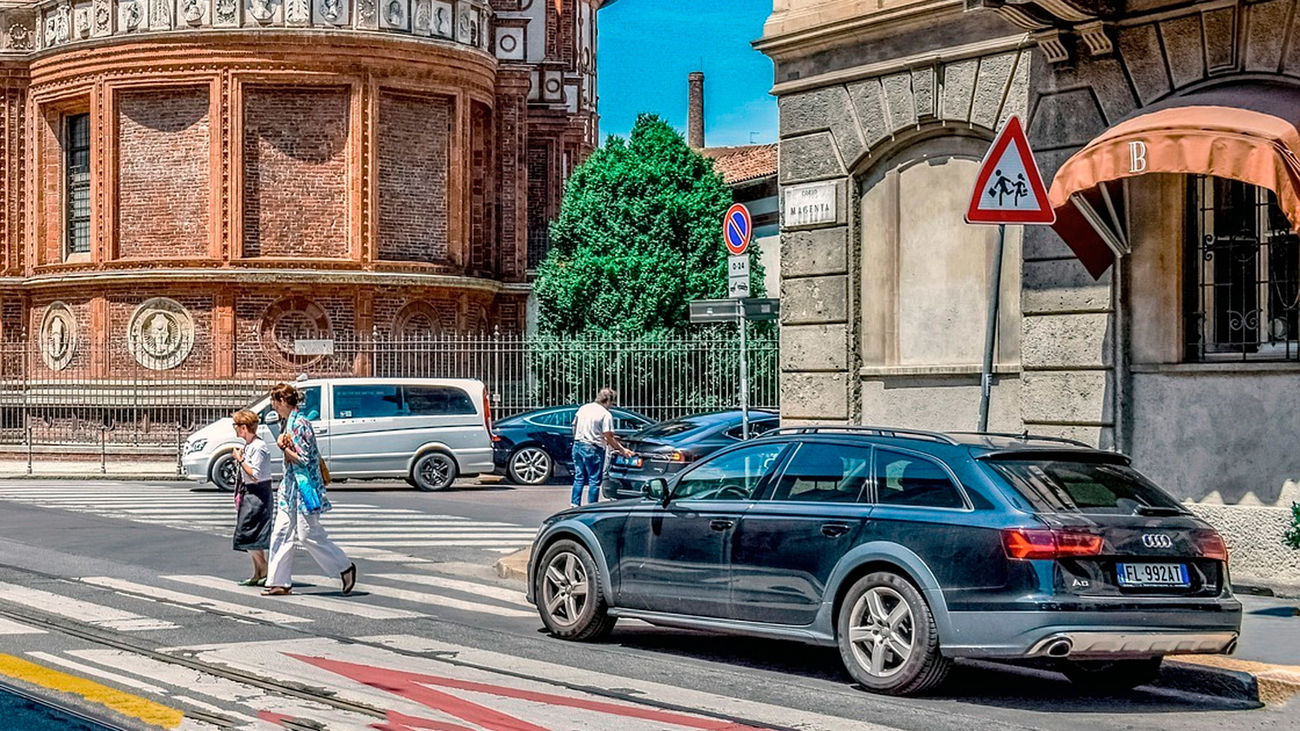 ¿Cómo actúas si un conductor se salta el paso de peatones mientras estás cruzando?