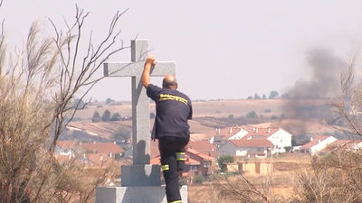 La iglesia de Batres se salvó de milagro: el fuego quedó a dos metros de sus puertas