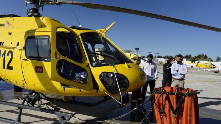 Uno de los helicópteros de Bomberos con el 'bambi' preparado para ser utilizado / COMUNIDAD DE MADRID