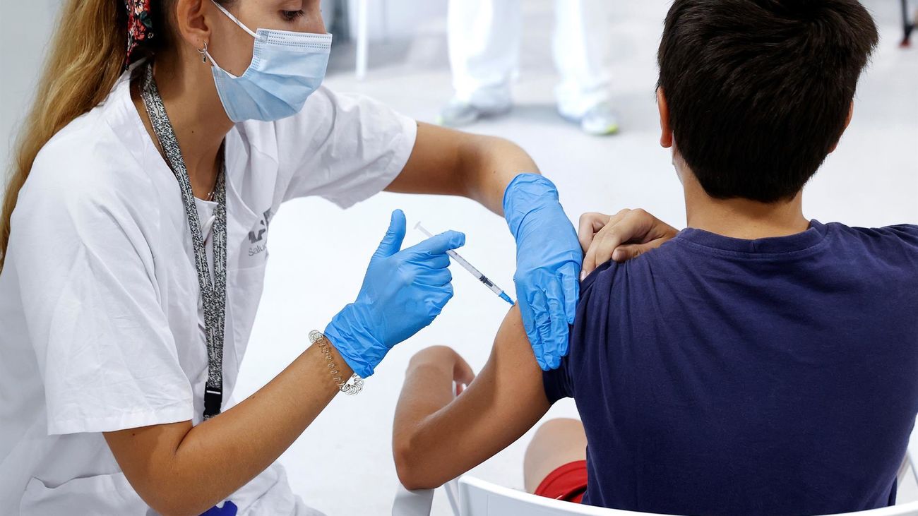 Un adolescente mejor de 16 años se vacuna en Madrid