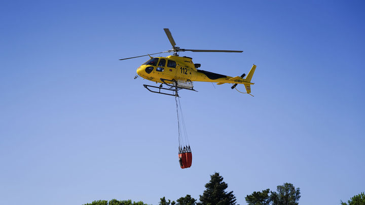 Los helicópteros de Bomberos, cruciales en los incendios forestales de Madrid