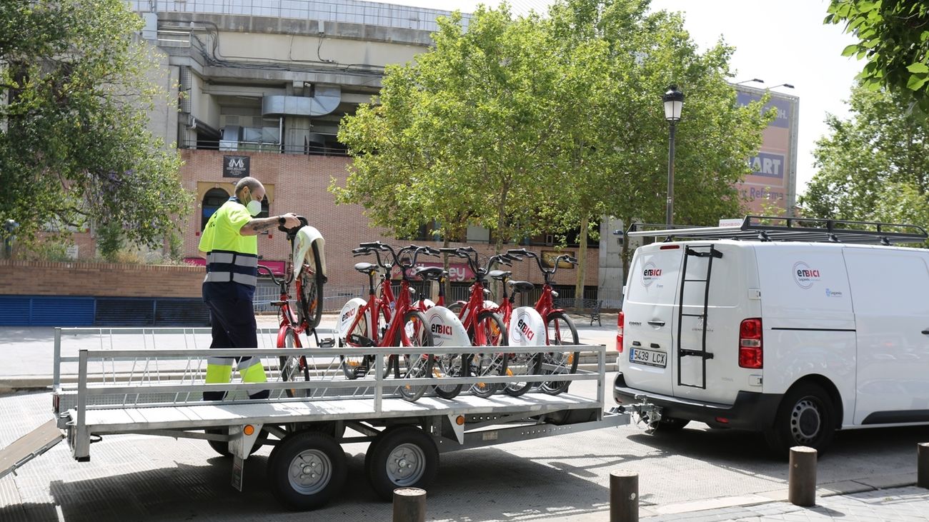 Un operario municipal repone bicicletas en Leganés