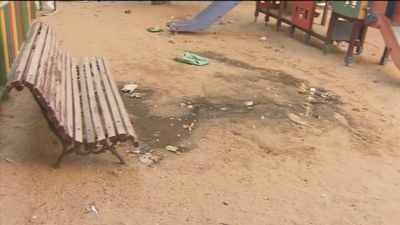 Una alcantarilla de San Blas desborda aguas fecales que llegan a un parque infantil