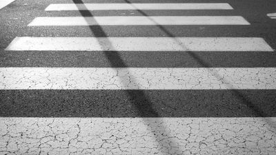 Si estás cruzando por un paso de cebra y un vehículo se lo salta...