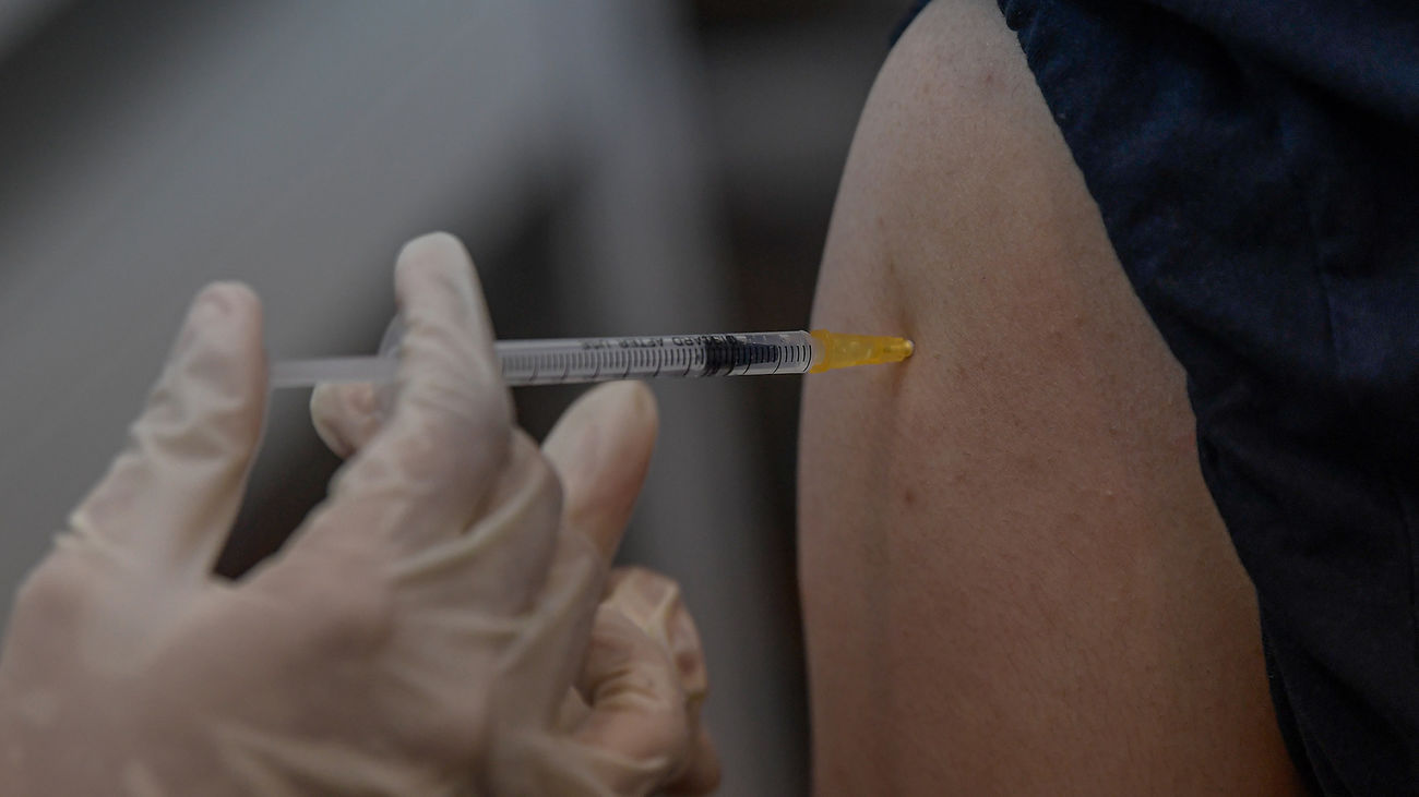 Una mujer recibe una dosis de vacuna contra la Covid