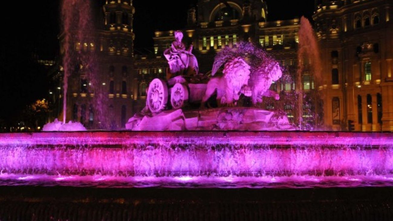 La Cibeles iluminada de rosa