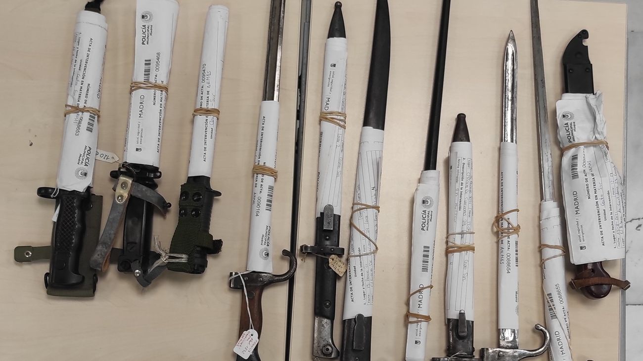 Bayonetas de uso militar en una tienda del Rastro