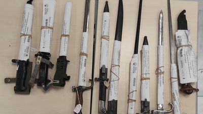 Intervenidas once bayonetas de uso militar en una tienda del Rastro