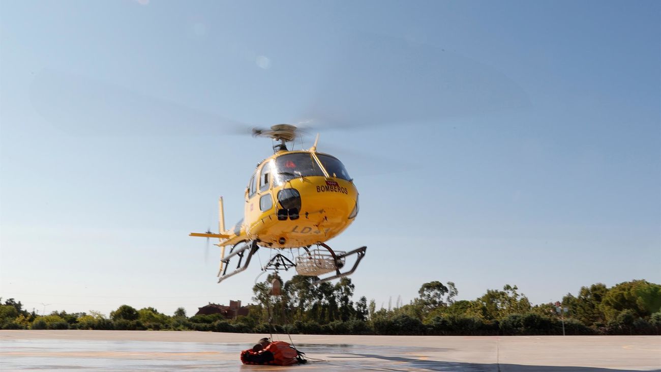 Un helicóptero dedicado a labores de extinción de incendios en el Parque de Bomberos de Las Rozas