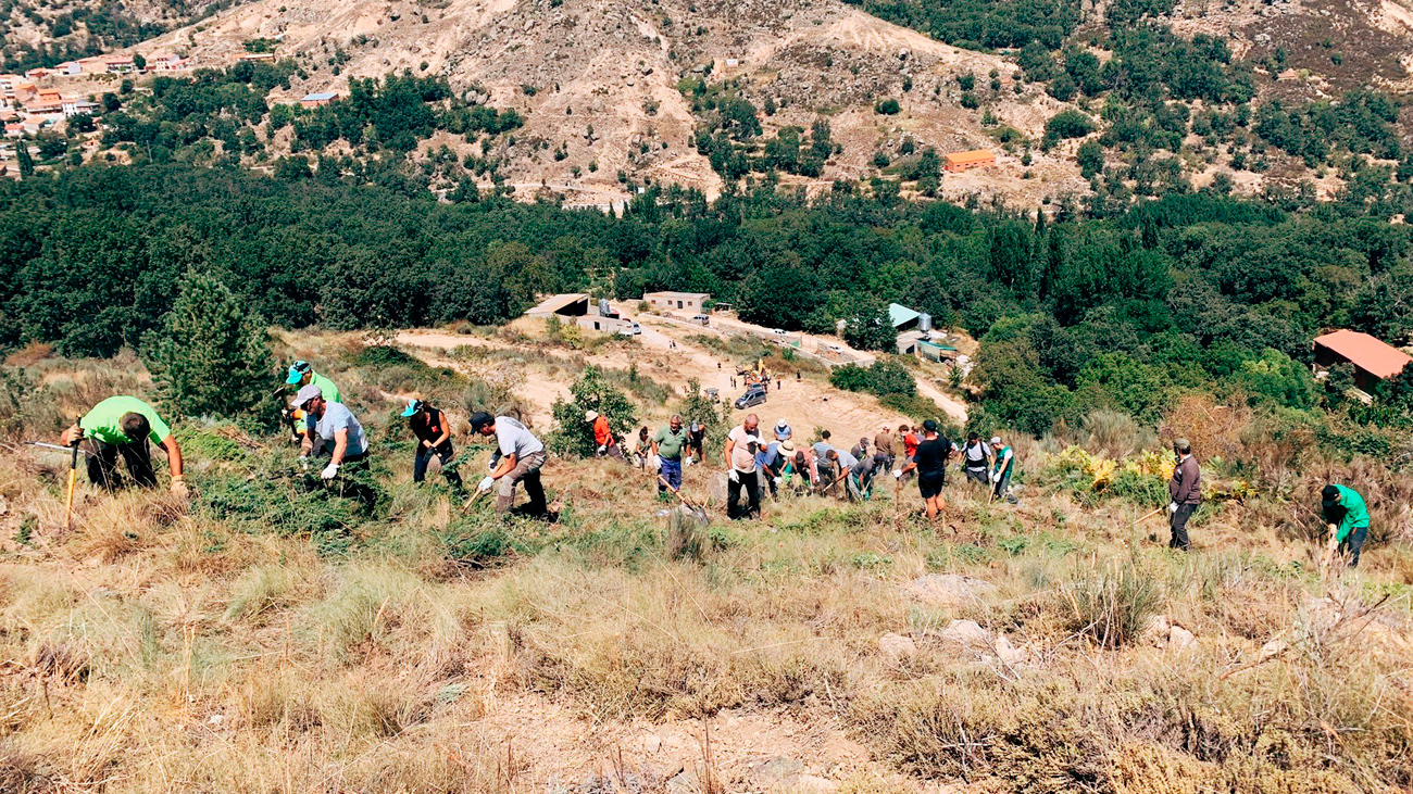 Iker Casillas participa junto al centenar de voluntarios que lucha contra el fuego en Navalacruz
