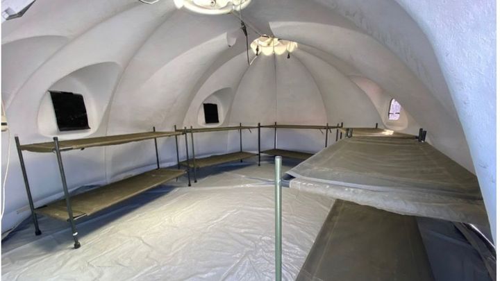 Interior de uno de los alojamientos provisionales de la base de Torrejón de Ardoz / MINISTERIO DE INCLUSION SEGURIDAD SOCIAL MIGRACIONES