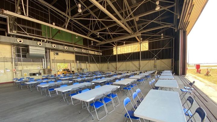 Comedor habilitado en uno de los hangares de la base aérea / MINISTERIO DE INCLUSION SEGURIDAD SOCIAL MIGRACIONES
