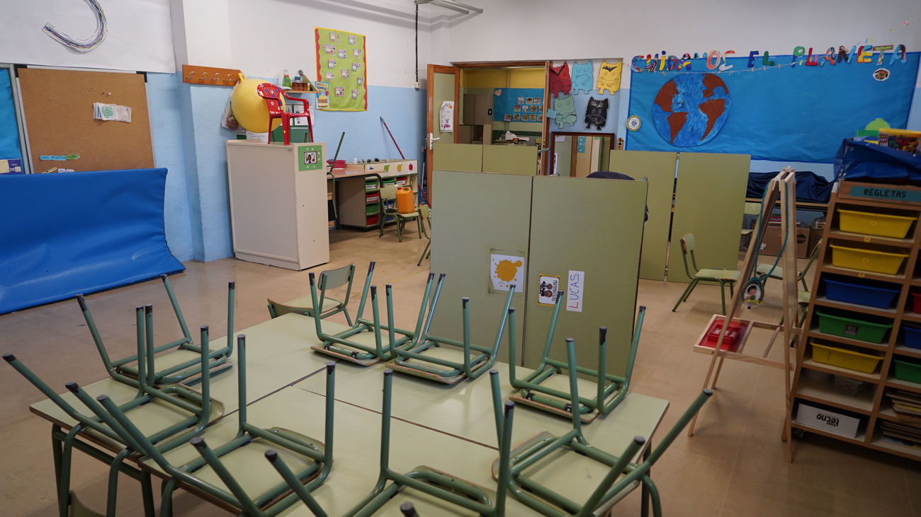 Interior de un aula de un colegio de Móstoles a la espera del inicio de las clases en septiembre